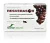 Soria Natural Resverasor; SoriaNatural RESVERASOR -ravintolisäpakkaus, suorakaiteen muotoinen pahvirasia mattapinnalla, pääosin valkoinen violetein aksentein; etuosassa viinirypäleterttukuva; etiketissä tekstiä suomeksi, ruotsiksi ja englanniksi; luettavissa 60 tablettia sekä ainesosatietoja; ei ihmisiä tai käsiä; kuvattu vaalealla taustalla.