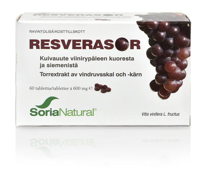 Soria Natural Resverasor; SoriaNatural RESVERASOR -ravintolisäpakkaus, suorakaiteen muotoinen pahvirasia mattapinnalla, pääosin valkoinen violetein aksentein; etuosassa viinirypäleterttukuva; etiketissä tekstiä suomeksi, ruotsiksi ja englanniksi; luettavissa 60 tablettia sekä ainesosatietoja; ei ihmisiä tai käsiä; kuvattu vaalealla taustalla.
