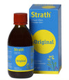 Strath Original -pullo ja pakkaus rinnakkain, ruskea lasipullo punaisella muovikorkilla, sininen-keltainen pahvirasia kukkakuvituksella alaosassa; "Strath"-nimi lihavoituna
