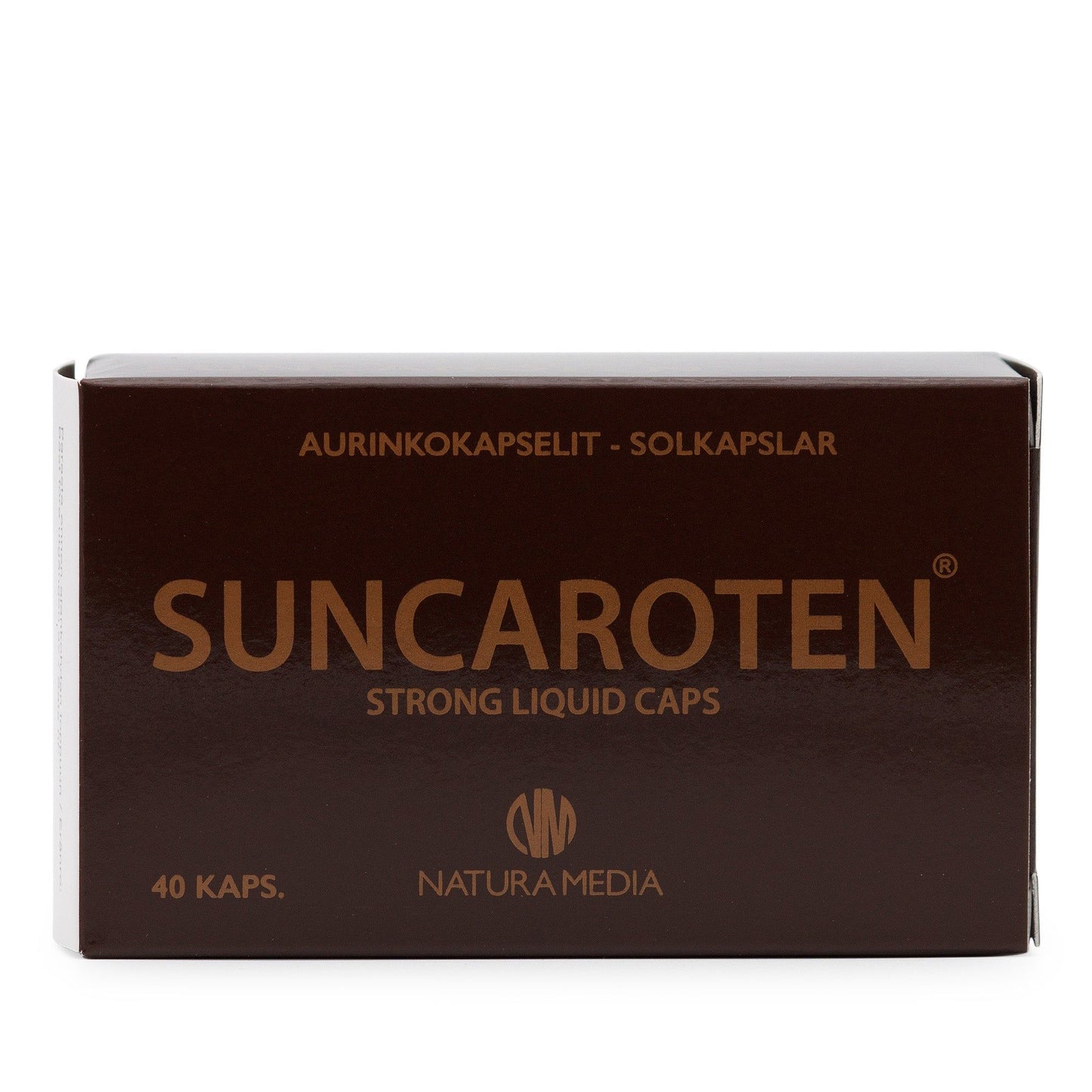 Natura Media SunCaroten Aurinkokapselit; ruskea suorakulmainen pakkaus mattapintaisena, teksti "SUNCAROTEN STRONG LIQUID CAPS" ja 40 kapselin määrä, mukana brändilogo; lihavoitu groteskikirjasin tuotenimelle ja tiedoille, lisäksi selkeä teksti "AURINKOKAPSELIT - SOLKAPSAR"; ei ihmisiä tai käsiä; tausta vaalea, todennäköisesti studiovalaistu.
