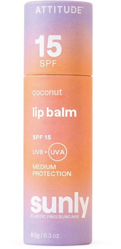 Sunly by Attitude Huulivoide SPF15; pastellinvärinen liukuvärinen tuubi Sunly-kookoshuulivoidetta SPF 15, merkitty keskitasoiseksi UV-suojaksi sekä muovivapaaksi ja koralleille turvalliseksi aurinkosuojaksi; tuubi sylinterinmuotoinen mattapinnalla ilman näkyviä muoviosia; etikettikirjasin selkeää ja tasaisesti aseteltua groteskia; tuote pystyssä pelkistetyllä valkoisella taustalla studiokuvassa, ei ihmisiä tai rekvisiittaa kuvassa.