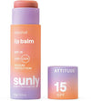 Sunly by Attitude Huulivoide SPF15; tuubi Sunly-kookoshuulivoidetta SPF 15 ilman korkkia; pakkauksessa liukuväriä oranssin, violetin ja pinkin sävyissä mattapinnalla; muoto sylinterinmuotoinen, materiaali muistuttaa kartonkia tai pahvia; huomionarvoiset merkinnät "Medium Protection" ja "Plastic Free Suncare" yksinkertaisella groteskitekstillä; ei toimintaa tai ihmisiä kuvassa, pelkistetty tausta, lähikuva tuotteesta.