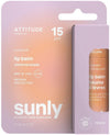 Sunly by Attitude Huulivoide SPF15; persikan- ja violetinvärinen pakkaus ATTITUDE Sunly -kookoshuulivoidetta, SPF 15, keskitasoinen suoja, vegaaninen ja muovivapaa, tuote osittain näkyvissä sivuikkunasta; pakkauksessa korostetaan laajakirjoista UVB+UVA-suojaa; laatikko mattapinnalla ja suorakulmainen; lihavoitu groteskikirjasin kontrastivärein; ei ihmisiä tai rekvisiittaa kuvassa, pelkistetty tausta, lähikuva.
