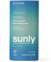 Sunly by Attitude After Sun Puikko; sininen ja vihreä lieriömäinen astia tekstillä ”sunly Plastic Free Suncare after sun stick, mint cucumber scent, 60 mL”, valmistaja ATTITUDE; pinta vaikuttaa mattapintaiselta valkoisella groteskitekstillä; pakkauksessa näkyvissä huomattavia kuvakkeita ja sana ”vegan”; tuote pystyssä ilman muita ihmisiä tai esineitä; valkoinen tausta, yksinkertainen studiokuva.