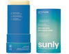 Sunly by Attitude After Sun Puikko; sininen tuubi tekstillä ”sunly”, korkki poissa paljastaen keltaisen puikon; pakkaus lieriömäinen mattapinnalla; valkoinen groteskiteksti tuubissa kertoo tuotteen ominaisuuksista, kuten after sun -puikko, minttu-kurkkutuoksu, vegaaninen, muoviton ja luonnollisesti hankitut ainesosat; tausta tasainen; ei ihmisiä tai käsiä kuvassa.