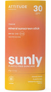 Sunly by Attitude Aurinkopuikko Tropical SPF30; lieriömäinen astia Attitude Sunly Mineral Sunscreen Stick SPF 30 -tuotetta, merkitty muovittomaksi, vegaaniseksi ja dermatologisesti testatuksi, keltaisesta oranssiin liukuva ulkoasu mattapinnalla; pääetiketissä yksinkertaista groteskityyppografiaa ja niukkoja kuvakkeita; tuote pystyssä tasaisella valkoisella taustalla studiokuvassa; ei käsiä tai ihmisiä.
