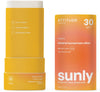 Sunly by Attitude Aurinkopuikko Tropical SPF30; kaksi oranssia Attitude Sunly SPF 30 Mineral Sunscreen Stick -tuubia mattapinnalla, lieriömäinen muoto ja kierrettävä pakkaus; valkoinen groteskiteksti etiketissä kertoo vegaanisuudesta, muovittomuudesta, matkaystävällisyydestä, rasvattomuudesta sekä laajakirjoisesta UVB- ja UVA-suojasta merenrannan ystäville; ei ihmisiä tai rekvisiittaa; tuote pystyssä tavanomaisessa studiokuvassa.