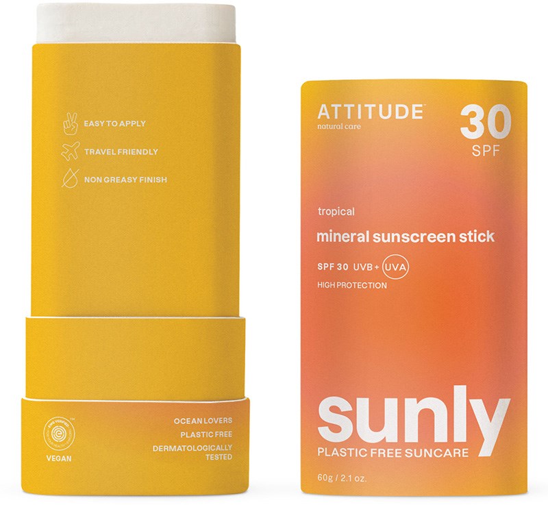 Sunly by Attitude Aurinkopuikko Tropical SPF30; kaksi oranssia Attitude Sunly SPF 30 Mineral Sunscreen Stick -tuubia mattapinnalla, lieriömäinen muoto ja kierrettävä pakkaus; valkoinen groteskiteksti etiketissä kertoo vegaanisuudesta, muovittomuudesta, matkaystävällisyydestä, rasvattomuudesta sekä laajakirjoisesta UVB- ja UVA-suojasta merenrannan ystäville; ei ihmisiä tai rekvisiittaa; tuote pystyssä tavanomaisessa studiokuvassa.
