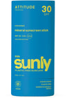 Sunly by Attitude Lasten Aurinkopuikko SPF30; sininen lieriömäinen astia mattapinnalla, tekstillä ”ATTITUDE mineral sunscreen stick SPF 30 for kids”, hajusteeton, muoviton, vegaaninen, sopii merenrannan ystäville, dermatologisesti testattu, 60 g/2,1 oz; etiketissä selkeää groteskikirjasinta valkoisena ja keltaisena; ei ihmisiä tai käsiä; tuote kuvattu tasaisella valkoisella taustalla lähikuvassa.