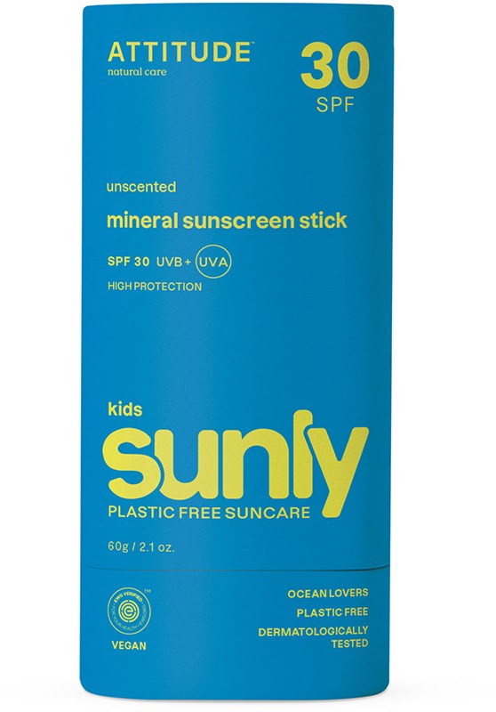Sunly by Attitude Lasten Aurinkopuikko SPF30; sininen lieriömäinen astia mattapinnalla, tekstillä ”ATTITUDE mineral sunscreen stick SPF 30 for kids”, hajusteeton, muoviton, vegaaninen, sopii merenrannan ystäville, dermatologisesti testattu, 60 g/2,1 oz; etiketissä selkeää groteskikirjasinta valkoisena ja keltaisena; ei ihmisiä tai käsiä; tuote kuvattu tasaisella valkoisella taustalla lähikuvassa.