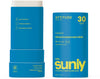 Sunly by Attitude Lasten Aurinkopuikko SPF30; kaksi sinistä Attitude Sunly Kids SPF 30 Mineral Sunscreen Stick -astiaa, kuvakkeineen jotka korostavat helppoa levitystä, rasvattomuutta, matkaystävällistä kokoa, vegaanista koostumusta ja muovitonta pakkausta; lieriömäiset pahvituubit mattapinnalla; tuotenimi lihavoiduilla valkoisilla kirjaimilla, pienempiä yksityiskohtia alla; kuva tasaisella valkoisella taustalla, ei ihmisiä tai käsiä.