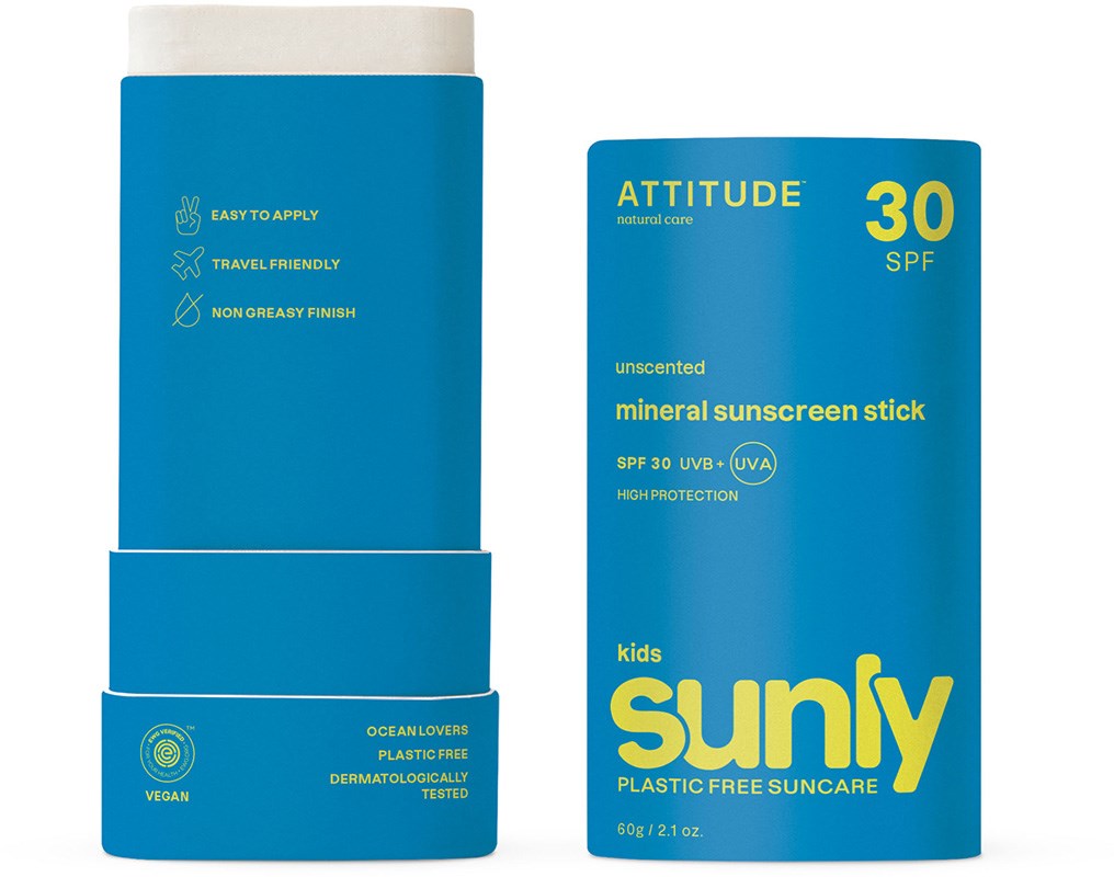 Sunly by Attitude Lasten Aurinkopuikko SPF30; kaksi sinistä Attitude Sunly Kids SPF 30 Mineral Sunscreen Stick -astiaa, kuvakkeineen jotka korostavat helppoa levitystä, rasvattomuutta, matkaystävällistä kokoa, vegaanista koostumusta ja muovitonta pakkausta; lieriömäiset pahvituubit mattapinnalla; tuotenimi lihavoiduilla valkoisilla kirjaimilla, pienempiä yksityiskohtia alla; kuva tasaisella valkoisella taustalla, ei ihmisiä tai käsiä.