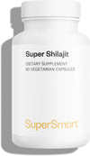 Super Shilajit; valkoinen muovipullo, sisältää 60 kasvikapselia; pullo on mattapintainen ja sylinterinmuotoinen valkoisella kierrekorkilla; etiketissä mustaa ja kultaista tekstiä yksinkertaisin kirjasimin valkoisella pohjalla; kuva studiotyylisesti yksivärisellä taustalla ilman ihmisiä tai rekvisiittaa.