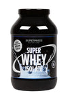 Supermass Nutrition SUPER WHEY ISOLATE Blueberry Milkshake; musta, sylinterinmuotoinen muoviastia Super Whey Isolate -proteiinijauhetta merkiltä Supermass Nutrition mattapinnalla; etiketissä suurta valkoista ja sinistä kirjoitusta, maitoroiskekuvitus ja tuotetiedot; astia on suljettu; ei ihmisiä tai käsiä näkyvissä; tausta yksivärinen neutraalilla valaistuksella, tuotekuva suoraan edestä.