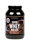 Supermass Nutrition SUPER WHEY ISOLATE Chocolate Milkshake; sylinterinmuotoinen muoviastia SuperMass Nutrition Super Whey Isolate -proteiinijauhetta suklaan maussa; pakkauksessa kiiltäväpinta ja lihavaa typografiaa tuotenimelle; etiketin kuvissa suklaapaloja ja roiskuvaa suklaanestettä; tausta valkoinen, ei ihmisiä tai käsiä näkyvissä tässä studiotuotekuvassa.