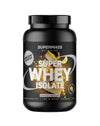 Supermass Nutrition SUPER WHEY ISOLATE Lemon Cheesecake; musta astia SuperMass Nutrition Super Whey Isolate -proteiinijauhetta, kuvituksena sitruunajuustokakku, merkintä ”Awesome Flavour” sekä lihavaa keltaista ja valkoista tekstiä hyvän maun korostamiseksi etupuolella; sylinterinmuotoinen muoviastia mattapinnalla ja mustalla kierrekannella; typografiset elementit ovat lihavia ja suuraakkosia; tausta yksivärinen, ei ihmisiä kuvassa; suora tuotekuva.