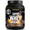 Supermass Nutrition SUPER WHEY ISOLATE Orange Chocolate; musta muoviastia proteiinijauhetta kiiltäväpinnalla ja sylinterinmuotoinen; etiketissä kuvia suklaapaloista ja appelsiiniviipaleista; lihava, korostettu teksti kertoo edistyneestä imeytymisestä ja korkealaatuisesta heraisolaatista; merkin nimi ”Supermass Nutrition” ja tuotenimi ”Super Whey Isolate” painettu selkeästi; ei ihmisiä tai taustaelementtejä näkyvissä.