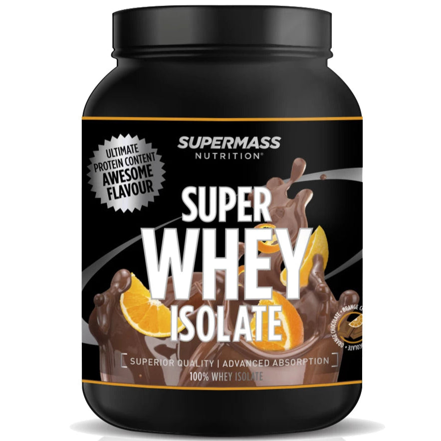 Supermass Nutrition SUPER WHEY ISOLATE Orange Chocolate; musta muoviastia proteiinijauhetta kiiltäväpinnalla ja sylinterinmuotoinen; etiketissä kuvia suklaapaloista ja appelsiiniviipaleista; lihava, korostettu teksti kertoo edistyneestä imeytymisestä ja korkealaatuisesta heraisolaatista; merkin nimi ”Supermass Nutrition” ja tuotenimi ”Super Whey Isolate” painettu selkeästi; ei ihmisiä tai taustaelementtejä näkyvissä.