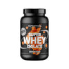 Supermass Nutrition Super Whey Isolate -heraproteiinijauhe, makuna Salty Caramel; musta lieriömäinen muovipurkki, kiiltävä etiketti, jossa karamellipaloja ja oranssi nestepisara; teksti Awesome Flavour, Special Edition ja whey isolate; kuvattu edestä vaalealla taustalla, ei ihmisiä.