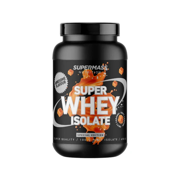 Supermass Nutrition Super Whey Isolate -heraproteiinijauhe, makuna Salty Caramel; musta lieriömäinen muovipurkki, kiiltävä etiketti, jossa karamellipaloja ja oranssi nestepisara; teksti Awesome Flavour, Special Edition ja whey isolate; kuvattu edestä vaalealla taustalla, ei ihmisiä.