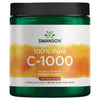 Swanson 100% Pure Vitamin C Powder; vihreä Swanson 100% Pure C-1000 -C-vitamiinijauhepurkki matalla pinnalla, sylinterin muotoinen; etiketissä oranssi-keltainen väriliuku, valkoisia alueita ja lihavoitua groteskitekstiiä; luettavissa tuotenimi, annostus (1000 mg annosta kohti), nettopaino (16 oz/454 g) ja maininta immuniteetin tuesta; ei ihmisiä tai käsiä, valkoinen tausta.