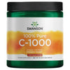 Swanson 100% Pure Vitamin C Powder; vihreä Swanson 100% Pure C-1000 -C-vitamiinijauhepurkki matalla pinnalla, sylinterin muotoinen; etiketissä oranssi-keltainen väriliuku, valkoisia alueita ja lihavoitua groteskitekstiiä; luettavissa tuotenimi, annostus (1000 mg annosta kohti), nettopaino (16 oz/454 g) ja maininta immuniteetin tuesta; ei ihmisiä tai käsiä, valkoinen tausta.