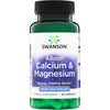Swanson Albion Calcium & Magnesium; vihreä muovipullo tekstillä Swanson Albion Calcium & Magnesium seisoo pystyssä mattapinnalla; sylinterin muotoisessa pullossa kultainen korkki ja valkoinen etiketti mustin ja tummanvihrein groteskikirjaimin; luettavissa ”strong, healthy bones and enhanced absorption”, ”Amino Acid Chelate” ja ”60 capsules”; tausta tasainen, ei ihmisiä tai rekvisiittaa.