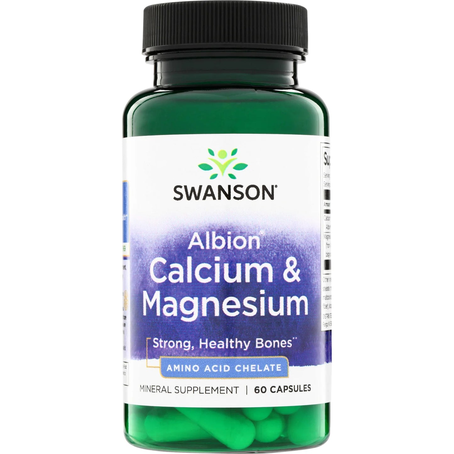 Swanson Albion Calcium & Magnesium; vihreä muovipullo tekstillä Swanson Albion Calcium & Magnesium seisoo pystyssä mattapinnalla; sylinterin muotoisessa pullossa kultainen korkki ja valkoinen etiketti mustin ja tummanvihrein groteskikirjaimin; luettavissa ”strong, healthy bones and enhanced absorption”, ”Amino Acid Chelate” ja ”60 capsules”; tausta tasainen, ei ihmisiä tai rekvisiittaa.