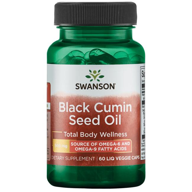 Swanson Black Cumin Seed Oil; Swanson Black Cumin Seed Oil -ravintolisäpullo, merkitty omega-6- ja omega-9-rasvahappojen lähteeksi; pullo sisältää 60 nestemäistä kasvikapselia kokonaisvaltaisen hyvinvoinnin ja luonnollisen immuunijärjestelmän terveyden tueksi; musta muovipullo mattapinnalla ja vihreällä korkilla, kierreteksti valkoisella pohjalla vihrein otsikoin mustalla groteskikirjasimella; ei ihmisiä tai käsiä, valkoinen tausta, suora edestä otettu kuva.