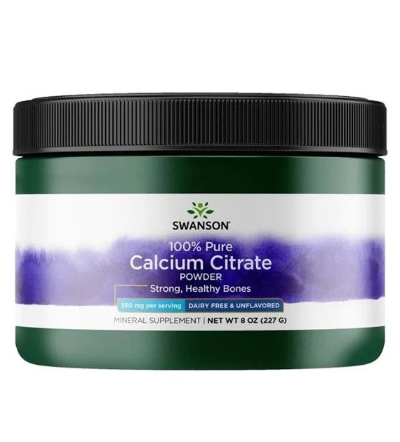 Purkki Swanson 100% Pure Calcium Citrate Powder -jauhetta, merkitty kivennäisravintolisäksi vahvojen, terveiden luiden ja hyvinvoinnin tueksi. Vihreä muovipurkki on mattapintainen mustalla kierrekannella. Etikettiteksti sisältää tuotenimen, lisätiedot ja nettopainon (8 oz / 227 g), painettuna pääosin valkoisella pääteviivattomalla typografialla. Valkoinen tausta, ei ihmisiä tai toimintaa kuvassa.
