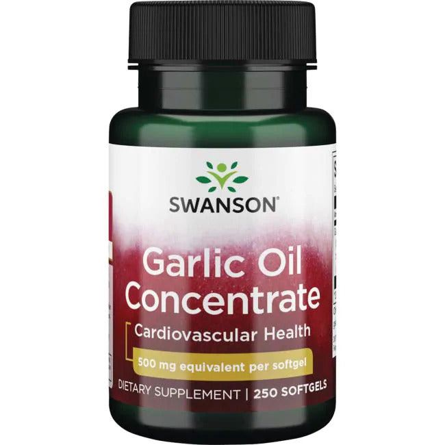 Swanson Garlic Oil Concentrate 500 mg; pullo Swanson Garlic Oil Concentrate -ravintolisää, muotoiltu sydän- ja verisuoniterveyden tueksi, 500 mg valkosipuliöljyvastinetta pehmeäkapselia kohti, sisältää 250 pehmeäkapselia; pullo sylinterin muotoinen vihreää muovia kiiltopinnalla ja tummalla kierrekorkilla; pääetiketti valkoista ja kultaista tekstiä serifi- ja groteskikirjasimin; valkoinen tausta, tuote keskitettynä, ei ihmisiä.