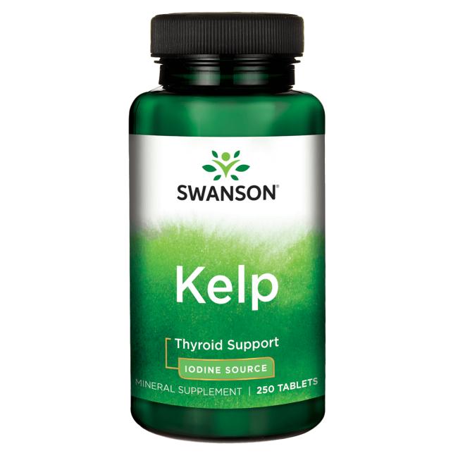 Swanson Kelp Iodine Source; vihreä muovipullo Swanson Kelp -ravintolisää, sisältää luonnollista jodia kilpirauhasen tueksi, 250 tablettia; pinta kiiltävä sylinterin muotoinen tummanvihreällä korkilla; etuetiketti valkoista ja kultaista tekstiä yksinkertaisella groteskikirjasimella; tausta valkoinen, tuote keskitettynä kuvaan, ei ihmisiä tai käsiä.