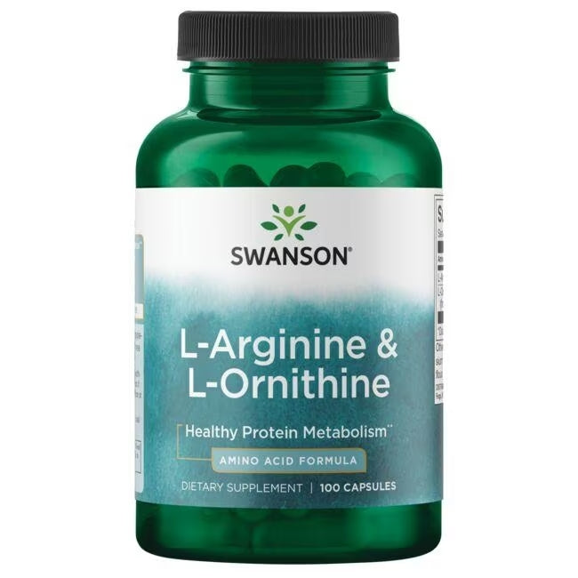 Swanson L-Arginine & L-Ornithine; vihreä muovipullo Swanson L-Arginine & L-Ornithine -ravintolisää, merkitty terveen proteiiniaineenvaihdunnan tueksi, sisältää 100 kapselia; pinta kiiltävä, etiketti valkoinen vihrein ja kultaisin korostuksin lihavoidulla groteskikirjasimella; kuva näyttää vain tuotteen tasaista taustaa vasten, ei ihmisiä tai käsiä.