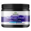 Swanson Magnesium Citrate Powder 630 mg; musta sylinterin muotoinen muovipurkki kierrekannella mattapinnalla; etuetiketissä valkoista ja vihreää groteskitekstiä; luettavissa ”Swanson 100% Pure Magnesium Citrate Powder, unflavored, designed to support muscle and bone health, with a net weight of 8.6 oz (244 g)”; ei ihmisiä tai käsiä; tasainen studiotausta tasaisessa valaistuksessa, suora tuotekuva.