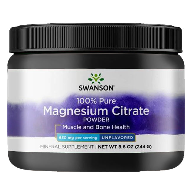 Swanson Magnesium Citrate Powder 630 mg; musta sylinterin muotoinen muovipurkki kierrekannella mattapinnalla; etuetiketissä valkoista ja vihreää groteskitekstiä; luettavissa ”Swanson 100% Pure Magnesium Citrate Powder, unflavored, designed to support muscle and bone health, with a net weight of 8.6 oz (244 g)”; ei ihmisiä tai käsiä; tasainen studiotausta tasaisessa valaistuksessa, suora tuotekuva.