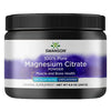 Swanson Magnesium Citrate Powder 630 mg; musta sylinterin muotoinen muovipurkki kierrekannella mattapinnalla; etuetiketissä valkoista ja vihreää groteskitekstiä; luettavissa ”Swanson 100% Pure Magnesium Citrate Powder, unflavored, designed to support muscle and bone health, with a net weight of 8.6 oz (244 g)”; ei ihmisiä tai käsiä; tasainen studiotausta tasaisessa valaistuksessa, suora tuotekuva.