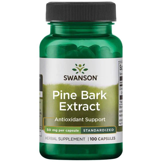 Swanson Pine Bark Extract 50 mg; vihreä muovipullo mattapinnalla, sylinterin muotoinen kierrekannella; etuetiketti näyttää ”Swanson Pine Bark Extract” sekä tiedot: antioksidanttituki, 50 mg kapselia kohti, standardoitu formula, 100 kapselia, yrttilisä; kirjasin lihavoitu groteski brändinimessä ja tavallinen groteski muussa tekstissä; valkoinen tausta, ei ihmisiä tai käsiä.
