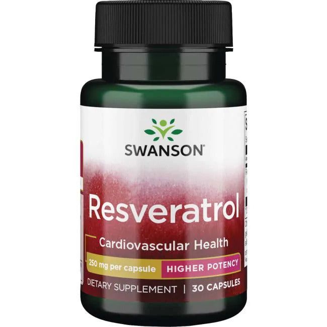 Swanson Resveratrol 250 mg; pullo Swanson Resveratrol -ravintolisää, 30 kapselia, tarkoitettu sydän- ja verisuoniterveyden ja antioksidanttitoiminnan tueksi, 250 mg kapselia kohden; muovipullo tummanvihreä kiiltäväpintainen, lieriömäinen muoto ja kultainen kierrekorkki; etusivun etiketti valkoisella ja vihreällä tekstillä valkoisella pohjalla, lihavoitua groteski- ja antiikvafonttia; tuote tasaisella valkoisella taustalla studiotyylisessä kuvassa; ei ihmisiä tai käsiä.