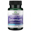 Swanson SelenoExcell Selenium; Swanson SelenoExcell Selenium -ravintolisäpullo merkittynä antioksidanttituki, sisältää 60 kapselia á 200 mikrogrammaa orgaanisesti sitoutunutta seleeniä; pullo sylinterin muotoinen muovia tummanvihreällä mattapinnalla ja kultaisella uritetulla kierrekorkilla; etiketissä selkeä groteskikirjasin mustalla ja vihreällä; tuote kuvattu valkoista taustaa vasten ilman käsiä tai rekvisiittaa.