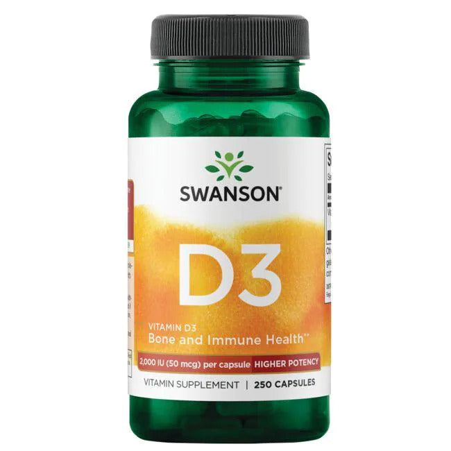 Swanson Vitamin D3 50 mikrog; vihreä muovipullo Swanson D3-vitamiinilisää kiiltäväpintaisena, pystyasennossa; etiketissä brändinimi, tuotetyyppi, ”Bone and Immune Health”, ”250 capsules” ja ”2 000 IU (50 mcg)” selkeällä groteskityyppografialla; tausta oranssinkeltainen, yksivärinen ja tasaisesti valaistu; ei ihmisiä tai toimintaa näkyvissä.