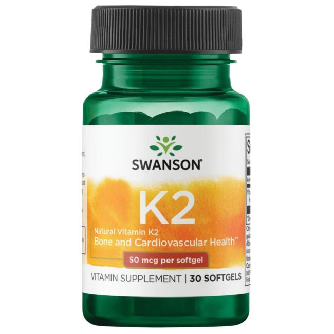 Swanson Vitamin K2 100 mikrog; vihreä Swanson K2-vitamiinipullo, merkitty luuston ja sydän- ja verisuoniterveyden tueksi, sisältää 30 pehmeäkapselia á 50 mikrogrammaa, valkoisella taustalla; matta sylinterin muotoinen muovipullo mustalla kierrekorkilla, kuva edestäpäin; valkoinen ja vihreä etiketti eri kokoista lihavoitua ja kursivoitua groteskitekstiiä; ei ihmisiä tai rekvisiittaa.