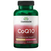Swanson CoQ10 200 mg; vihreä Swanson CoQ10 -ravintolisäpullo mattapinnalla ja punaisella etiketillä, sylinterin muotoinen, suljettu vihreällä kierrekorkilla; punaisessa etiketissä tuotenimi ja annostus selkeällä valkoisella groteskitekstillä; tausta valkoinen, ei ihmisiä tai käsiä; tuote sydän- ja verisuoniterveyden tueksi, jokainen vegaaninen kapseli sisältää 200 mg, pullossa 90 kapselia.