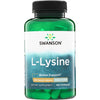 Swanson Lysine 500 mg; vihreä Swanson L-Lysine -ravintolisäpullo mustalla kierrekannella ja kiiltopinnalla keskitettynä kuvaan; etiketti pääosin valkoinen ja vihreä, lihavoitu groteskikirjasin tuotenimessä; luettavissa ”500 mg per capsule” ja ”100 capsules”; valkoinen tausta, ei ihmisiä tai muita esineitä; stressinsietoa ja yleistä hyvinvointia tukeva ravintolisä.