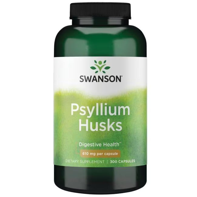 Swanson Psyllium Husks; pullo Swanson Psyllium Husks -ravintolisää ruoansulatuksen tueksi, sisältää 300 kapselia, 610 mg psylliumkuorta kapselia kohti; muovipullo tummanvihreällä korkilla ja valkoisella kiiltopintaisella rungolla; vihreä ja valkoinen etiketti groteskikirjasimella ja lehtilogolla; valkoinen tausta, ei ihmisiä tai käsiä kuvassa.
