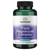 Swanson Triple Magnesium Complex; pullo Swanson Triple Magnesium Complex -tuotetta, merkitty lihas- ja luuterveydelle, 400 mg kapselia kohden ja tehostettu imeytyvyys; sisältää 100 vegaanikapselia; pullo on vihreä mustalla korkilla ja valkoisella etiketillä; pakkaus on sylinterinmuotoista muovia kiiltäväpinnalla; etiketin pääteksti lihavalla groteskilla, pienemmät tiedot tavallisella groteskilla; tausta valkoinen, ei ihmisiä tai käsiä näkyvissä, tuote keskellä suoraviivaisessa studiokuvassa.