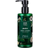 Taika x Garden by Uhana Vartalovoide; vihreä muovipullo Taika Garden Body Lotion -vartalovoidetta mustalla pumppuannostelijalla, mattapinta, pystyssä lieriömäinen muoto; etiketissä monivärisiä kasvi- ja lehtikuvituksia, tumma metsäaiheinen logo ja yksinkertaista valkoista groteskitekstiä; tuotenimi luettavissa keskellä; tausta yksinkertainen, ei ihmisiä tai esineitä; studiokuva.