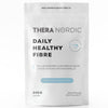 THERA Nordic Daily Healthy Fiber Kuitujauhe; valkoinen pussi, jossa lukee "THERA NORDIC Daily Healthy Fibre", suomen- ja englanninkielistä tekstiä, sinistä ja mustaa fonttia sekä pyöreä sininen kuvake; joustava pussi on mattapintainen ja suorakulmainen, yläreuna saumattu; typografia on groteskia; pakkaus viittaa 240 g:n jauhemuotoiseen kuitulisäravinteeseen päivittäiseen kuitujen saantiin; tausta neutraali, ei ihmisiä tai käsiä näkyvissä.