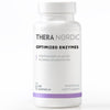 THERA Nordic Optimized Enzymes; valkoinen muovipullo mattapinnalla, sylinterinmuotoinen, kierrekorkki; etiketissä luettavaa tekstiä "THERA NORDIC Optimized Enzymes", suomenkielistä tekstiä, 60 kapselia, ja violetti korostusraita; etiketti on pääosin valkoinen yksinkertaisella groteskitypografialla; kuvassa ei näy ihmisiä tai käsiä; tausta neutraali; ruoansulatusentsyymejä sisältävä ravintolisä ruoansulatuksen tueksi.