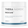 THERA Nordic Rezcue; valkoinen sylinterinmuotoinen muovipurkki kierrekannella, mattapinta, etiketissä lukee lihavalla groteskilla "THERA NORDIC REZCUE"; suomenkielinen teksti listaa ainesosina muun muassa sinkkiä ja karnosiinia; etiketti kertoo nettopainon 240 grammaa ja mainitsee tuotteen glutamiinijuomajauheeksi; tausta on yksivärinen valkoinen, kuvassa näkyy vain tuote.