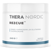 THERA Nordic Rezcue; valkoinen sylinterinmuotoinen muovipurkki kierrekannella, mattapinta, etiketissä lukee lihavalla groteskilla "THERA NORDIC REZCUE"; suomenkielinen teksti listaa ainesosina muun muassa sinkkiä ja karnosiinia; etiketti kertoo nettopainon 240 grammaa ja mainitsee tuotteen glutamiinijuomajauheeksi; tausta on yksivärinen valkoinen, kuvassa näkyy vain tuote.